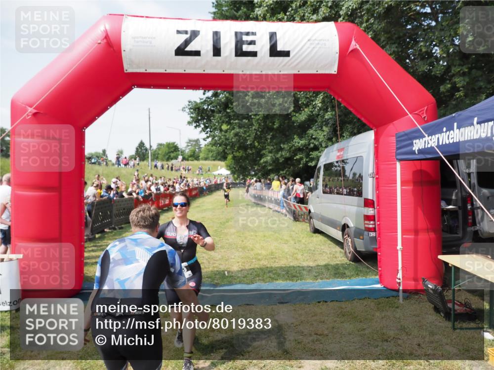 21.06.2025 - 27. Vierlanden-Triathlon MichiJ http://msf.ph/oto/8019383 15.06.2026 11:34:58 Ziel 579, 1395 meine-sportfotos.de