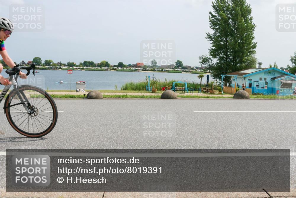 21.06.2025 - 27. Vierlanden-Triathlon H.Heesch http://msf.ph/oto/8019391 15.06.2025 12:01:08 Radfahren 881, 909 meine-sportfotos.de
