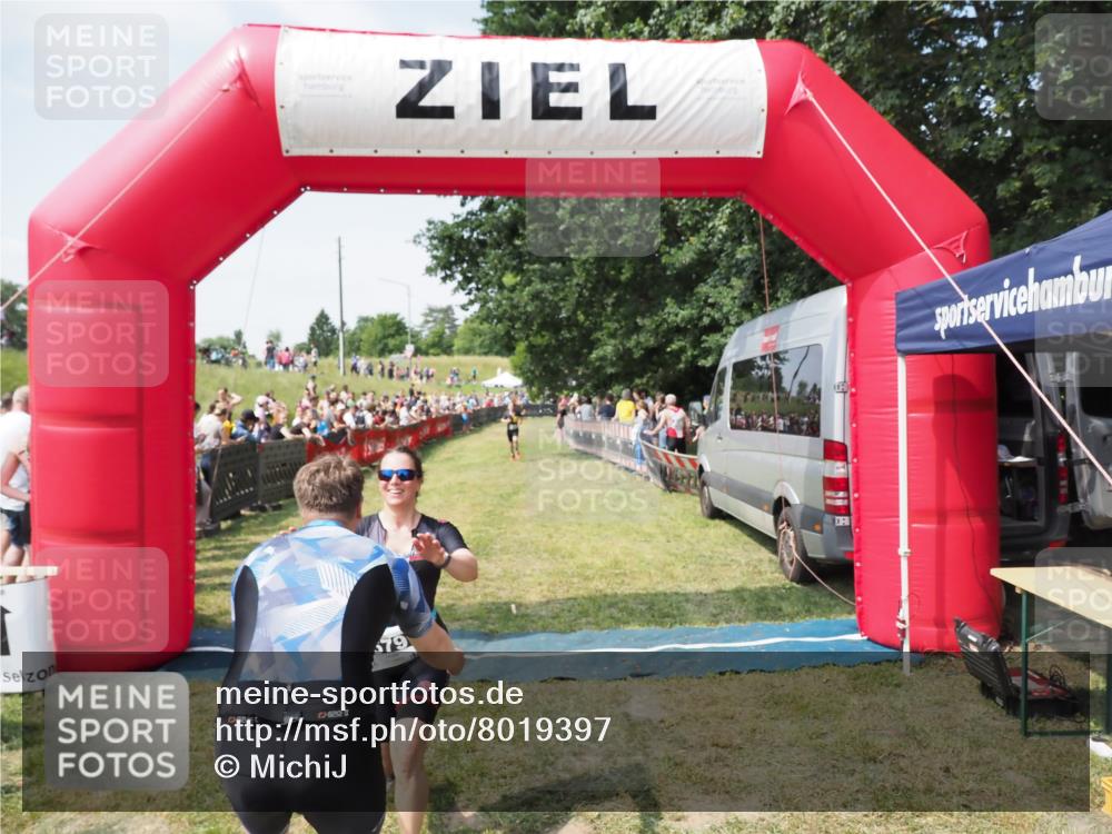 21.06.2025 - 27. Vierlanden-Triathlon MichiJ http://msf.ph/oto/8019397 15.06.2026 11:34:58 Ziel 579, 1395 meine-sportfotos.de