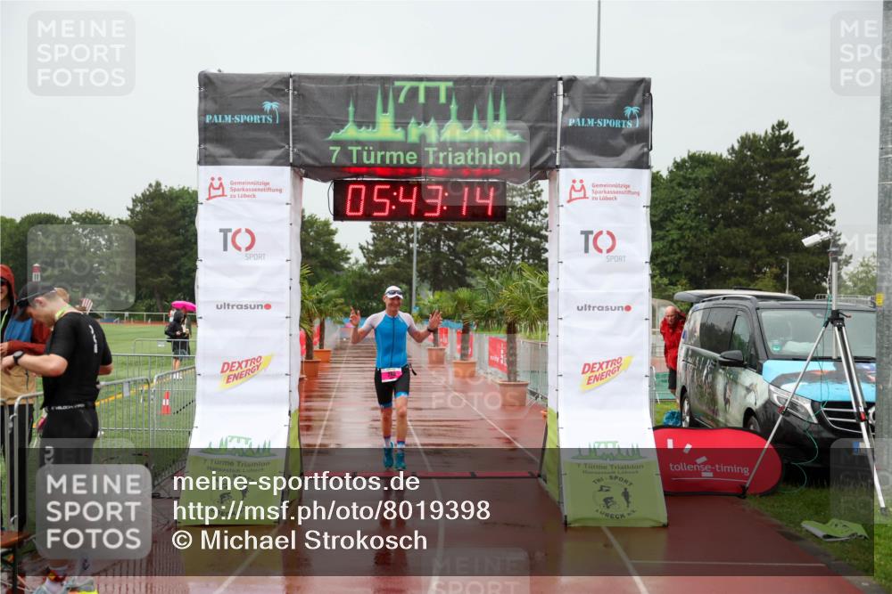 15.06.2025 - 7 Türme Triathlon Michael Strokosch http://msf.ph/oto/8019398 15.06.2025 15:43:13 Ziel  meine-sportfotos.de