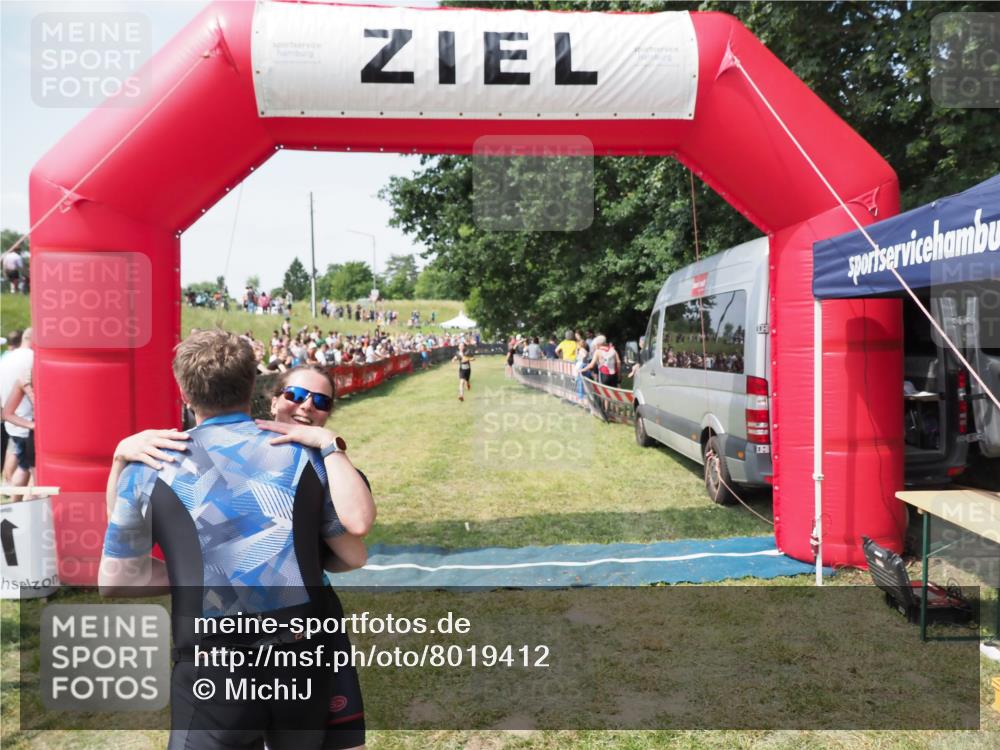 21.06.2025 - 27. Vierlanden-Triathlon MichiJ http://msf.ph/oto/8019412 15.06.2026 11:34:58 Ziel 579, 1395 meine-sportfotos.de