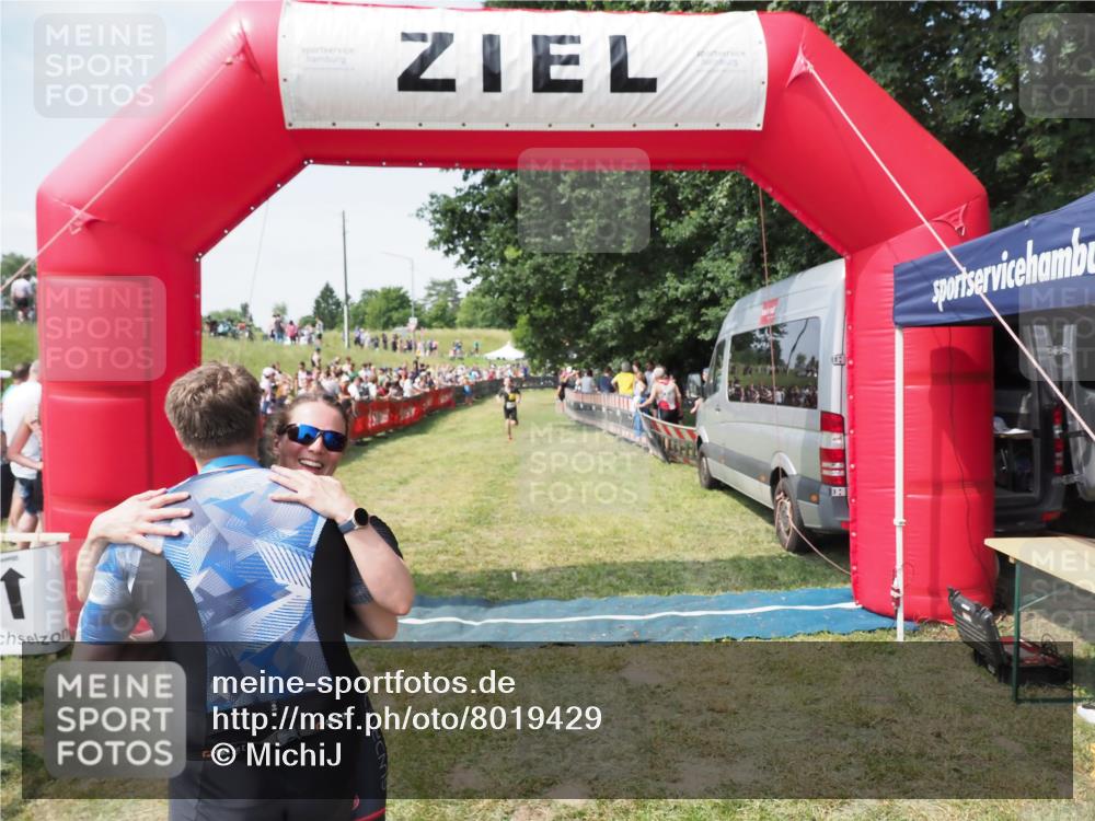 21.06.2025 - 27. Vierlanden-Triathlon MichiJ http://msf.ph/oto/8019429 15.06.2026 11:34:59 Ziel 579, 1395 meine-sportfotos.de
