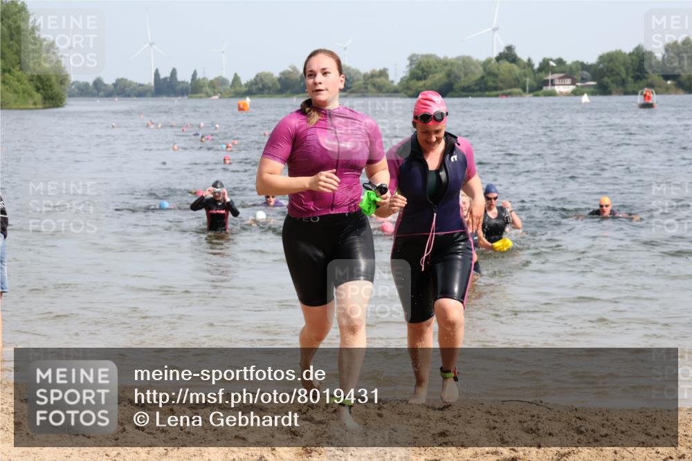 15.06.2025 - 27. Vierlanden-Triathlon Lena Gebhardt http://msf.ph/oto/8019431 15.06.2025 10:17:14 Schwimmen 479, 510, 529, 556, 567, 575, 581, 584, 602 meine-sportfotos.de