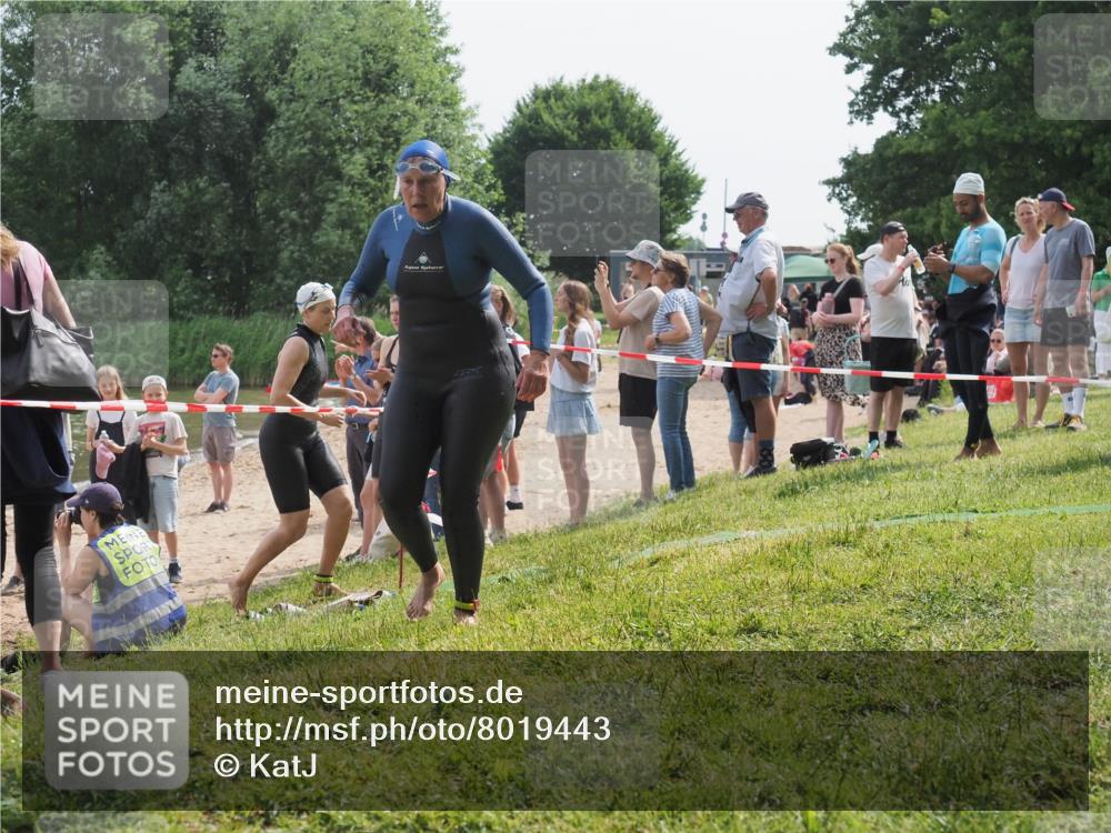 15.06.2025 - 27. Vierlanden-Triathlon KatJ http://msf.ph/oto/8019443 15.06.2025 10:19:10 Schwimmen 478, 498, 543, 558 meine-sportfotos.de