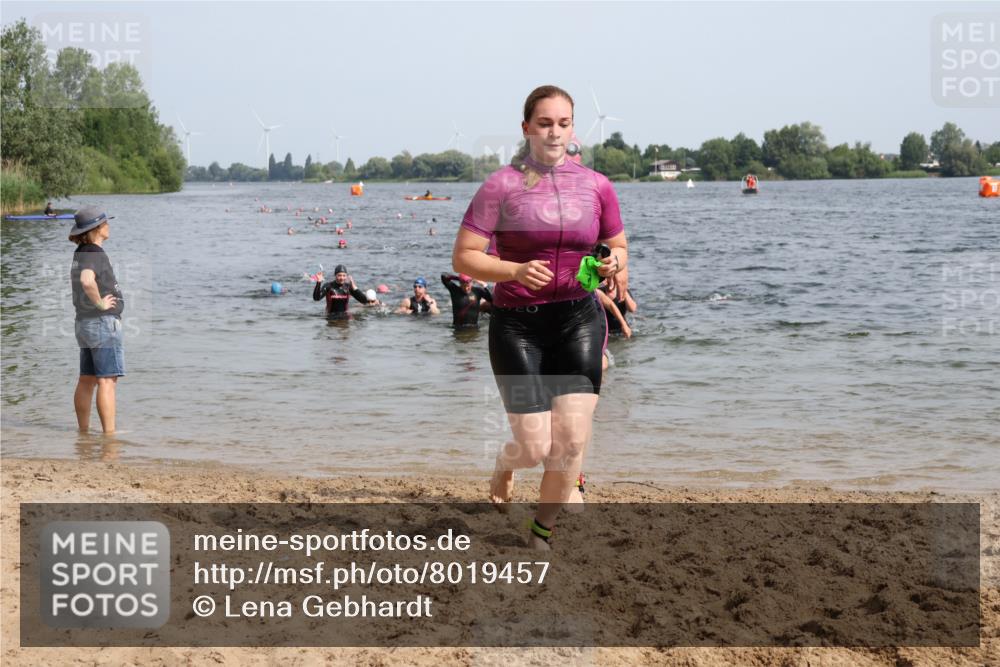 15.06.2025 - 27. Vierlanden-Triathlon Lena Gebhardt http://msf.ph/oto/8019457 15.06.2025 10:17:14 Schwimmen 479, 510, 529, 556, 567, 575, 581, 584, 602 meine-sportfotos.de