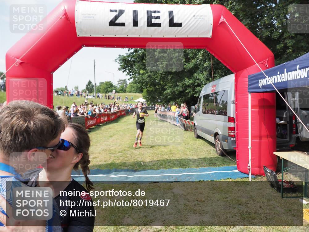 21.06.2025 - 27. Vierlanden-Triathlon MichiJ http://msf.ph/oto/8019467 15.06.2026 11:35:01 Ziel 579, 1395 meine-sportfotos.de