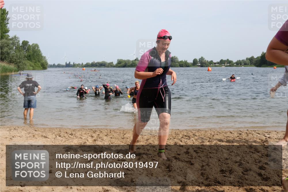 15.06.2025 - 27. Vierlanden-Triathlon Lena Gebhardt http://msf.ph/oto/8019497 15.06.2025 10:17:16 Schwimmen 479, 510, 529, 556, 575, 581, 584, 602 meine-sportfotos.de