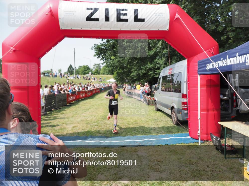 21.06.2025 - 27. Vierlanden-Triathlon MichiJ http://msf.ph/oto/8019501 15.06.2026 11:35:02 Ziel 579, 1395 meine-sportfotos.de