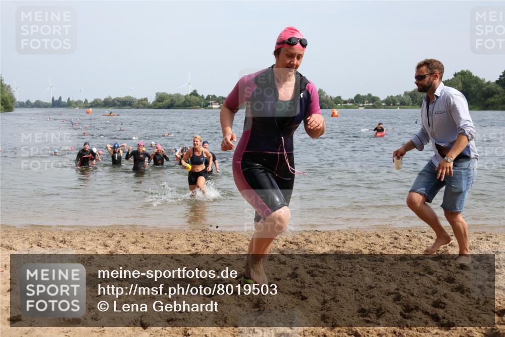 15.06.2025 - 27. Vierlanden-Triathlon Lena Gebhardt http://msf.ph/oto/8019503 15.06.2025 10:17:16 Schwimmen 479, 510, 529, 556, 575, 581, 584, 602 meine-sportfotos.de