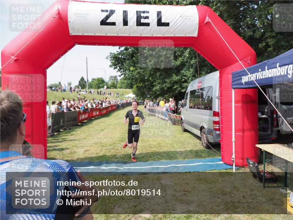 21.06.2025 - 27. Vierlanden-Triathlon MichiJ http://msf.ph/oto/8019514 15.06.2026 11:35:02 Ziel 579, 1395 meine-sportfotos.de