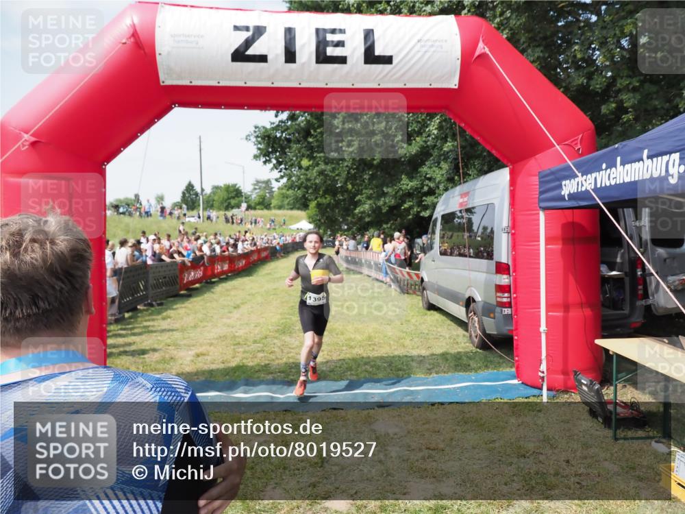 21.06.2025 - 27. Vierlanden-Triathlon MichiJ http://msf.ph/oto/8019527 15.06.2026 11:35:02 Ziel 579, 1395 meine-sportfotos.de