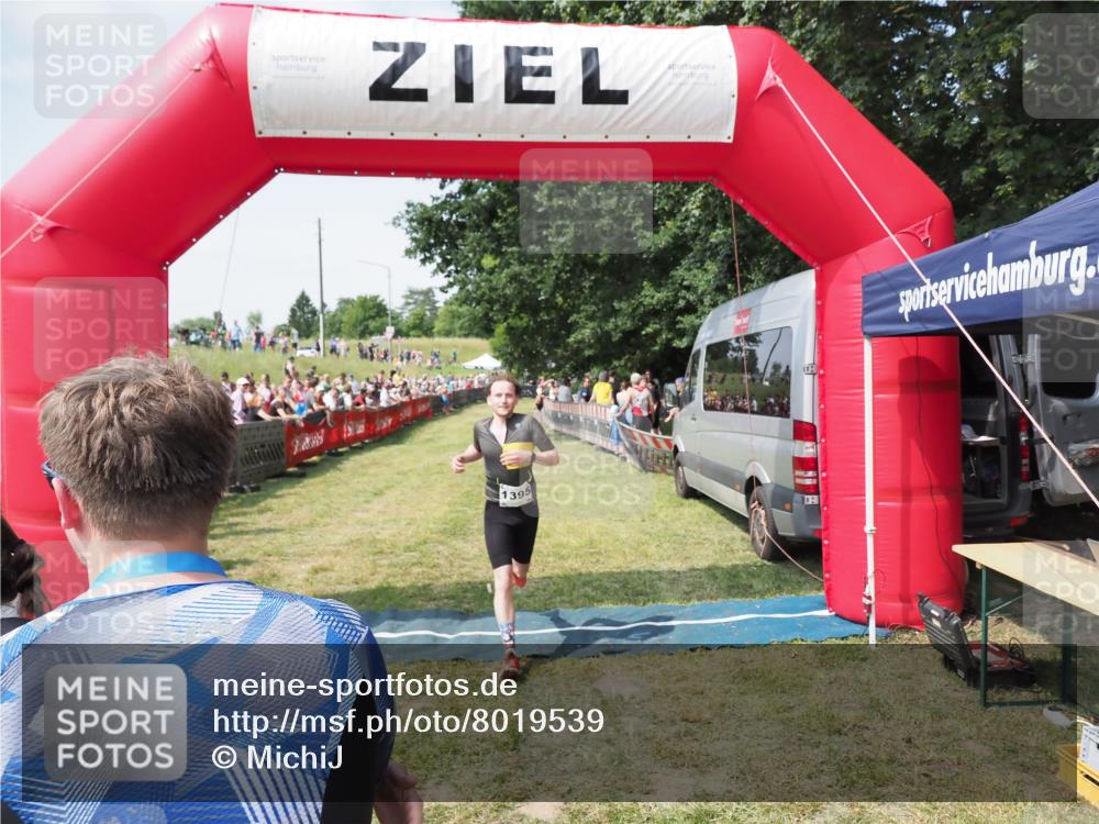 21.06.2025 - 27. Vierlanden-Triathlon MichiJ http://msf.ph/oto/8019539 15.06.2026 11:35:02 Ziel 579, 1395 meine-sportfotos.de