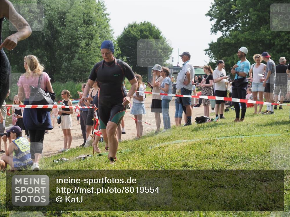 15.06.2025 - 27. Vierlanden-Triathlon KatJ http://msf.ph/oto/8019554 15.06.2025 10:19:14 Schwimmen 478, 498, 543, 558 meine-sportfotos.de