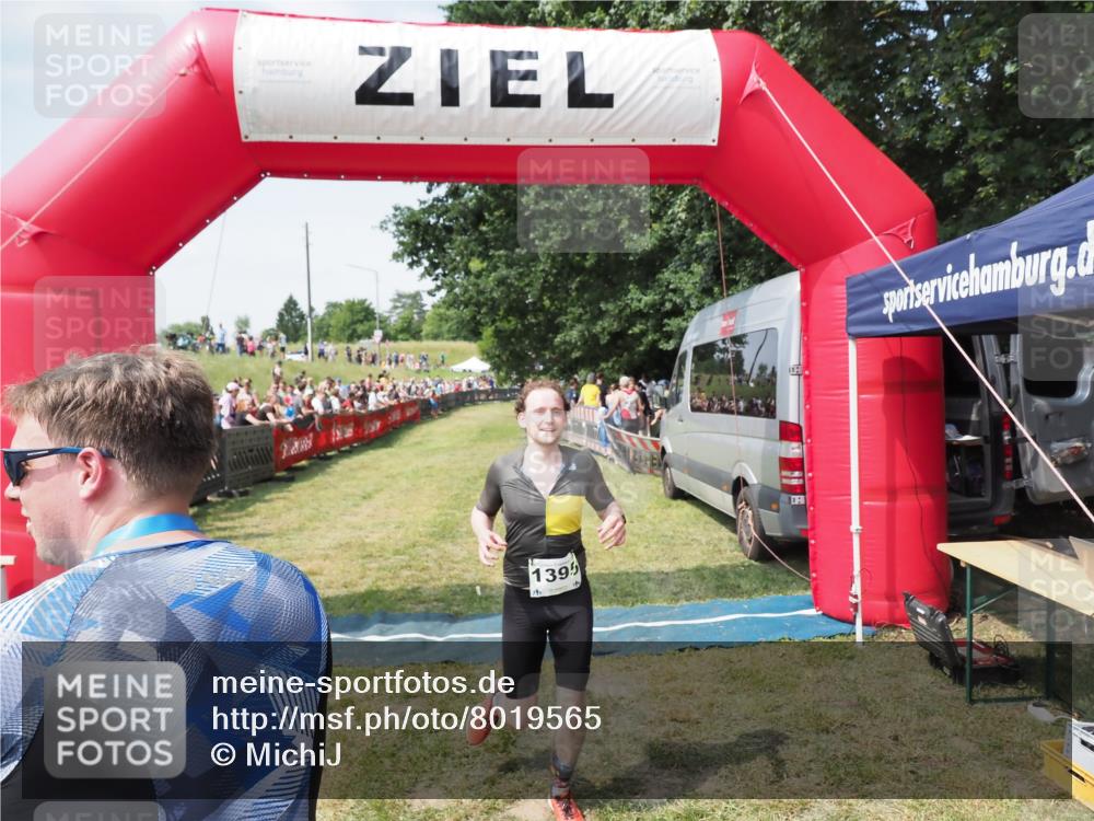 21.06.2025 - 27. Vierlanden-Triathlon MichiJ http://msf.ph/oto/8019565 15.06.2026 11:35:03 Ziel 579, 1395 meine-sportfotos.de