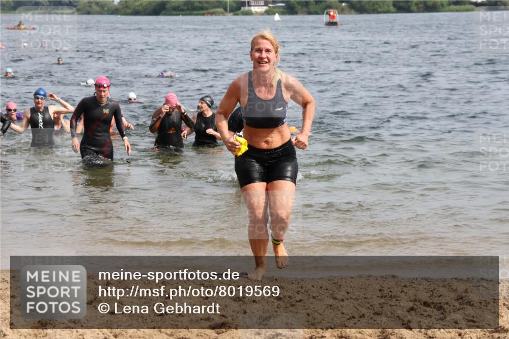 15.06.2025 - 27. Vierlanden-Triathlon Lena Gebhardt http://msf.ph/oto/8019569 15.06.2025 10:17:18 Schwimmen 510, 529, 556, 575, 581, 582, 584, 594 meine-sportfotos.de
