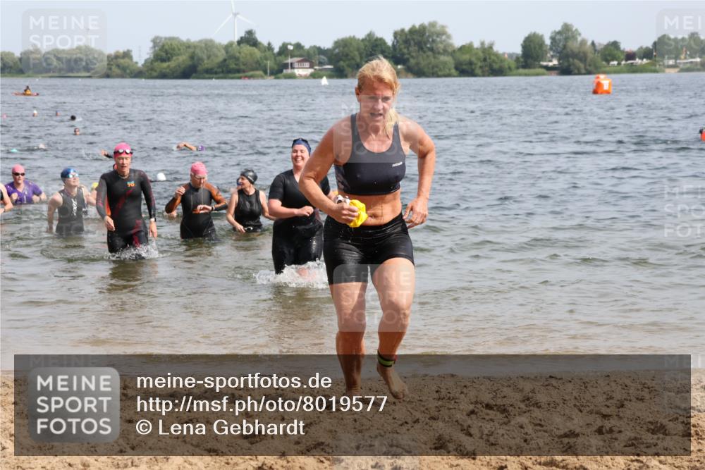 15.06.2025 - 27. Vierlanden-Triathlon Lena Gebhardt http://msf.ph/oto/8019577 15.06.2025 10:17:19 Schwimmen 529, 556, 575, 581, 582, 584, 594 meine-sportfotos.de