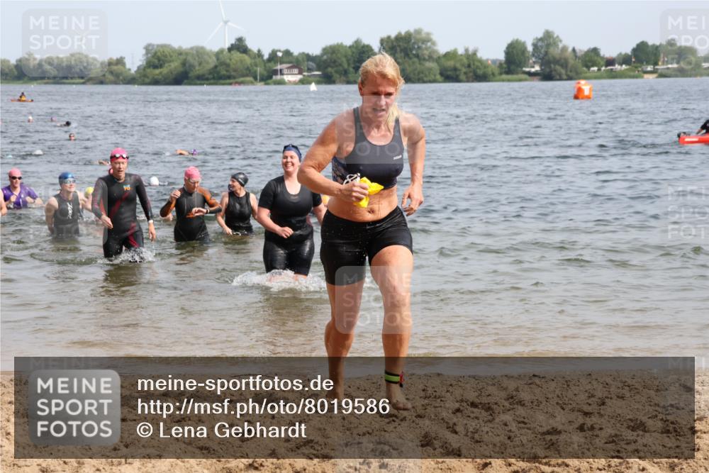 15.06.2025 - 27. Vierlanden-Triathlon Lena Gebhardt http://msf.ph/oto/8019586 15.06.2025 10:17:19 Schwimmen 529, 556, 575, 581, 582, 584, 594 meine-sportfotos.de