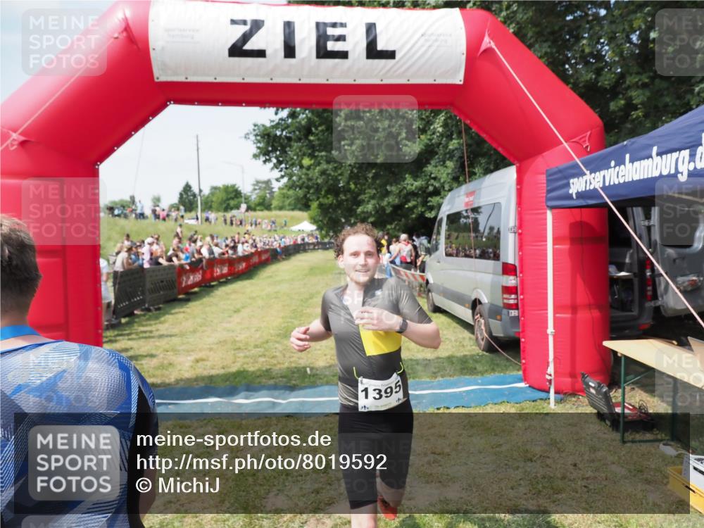21.06.2025 - 27. Vierlanden-Triathlon MichiJ http://msf.ph/oto/8019592 15.06.2026 11:35:03 Ziel 579, 1395 meine-sportfotos.de