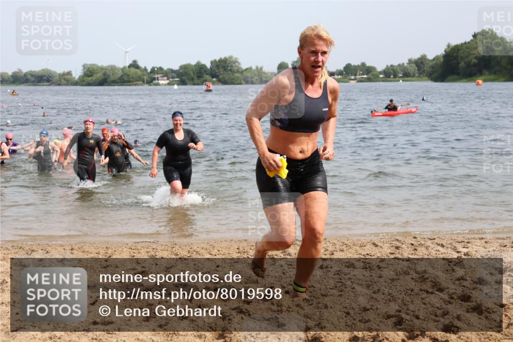15.06.2025 - 27. Vierlanden-Triathlon Lena Gebhardt http://msf.ph/oto/8019598 15.06.2025 10:17:20 Schwimmen 529, 575, 581, 582, 584, 594 meine-sportfotos.de
