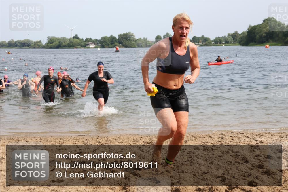 15.06.2025 - 27. Vierlanden-Triathlon Lena Gebhardt http://msf.ph/oto/8019611 15.06.2025 10:17:20 Schwimmen 529, 575, 581, 582, 584, 594 meine-sportfotos.de