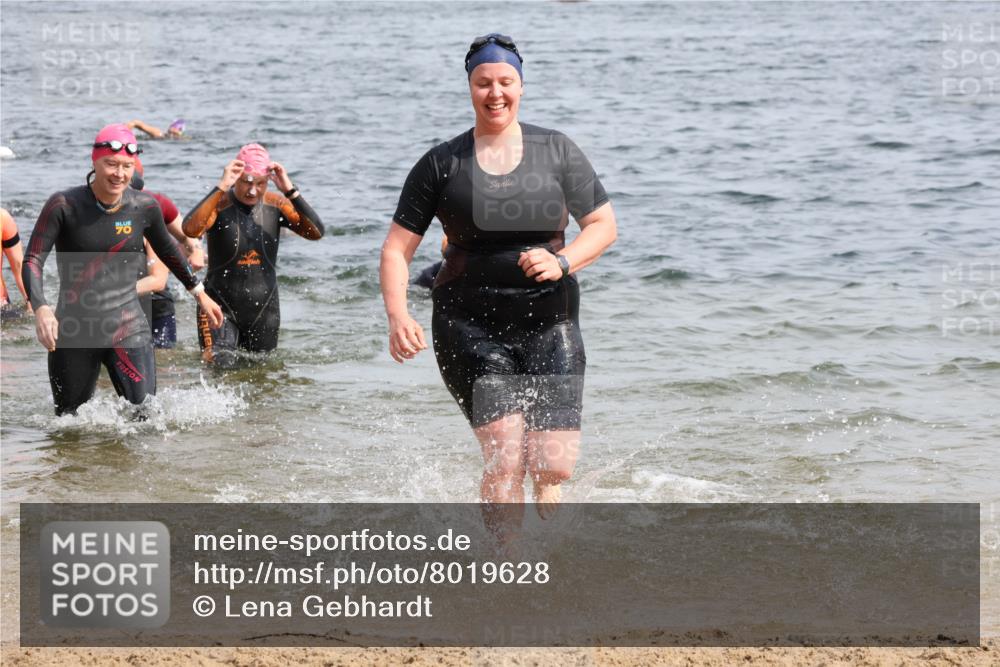 15.06.2025 - 27. Vierlanden-Triathlon Lena Gebhardt http://msf.ph/oto/8019628 15.06.2025 10:17:21 Schwimmen 529, 575, 581, 582, 584, 594 meine-sportfotos.de