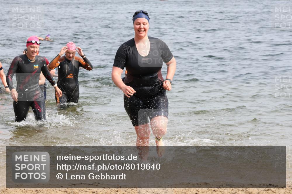 15.06.2025 - 27. Vierlanden-Triathlon Lena Gebhardt http://msf.ph/oto/8019640 15.06.2025 10:17:21 Schwimmen 529, 575, 581, 582, 584, 594 meine-sportfotos.de