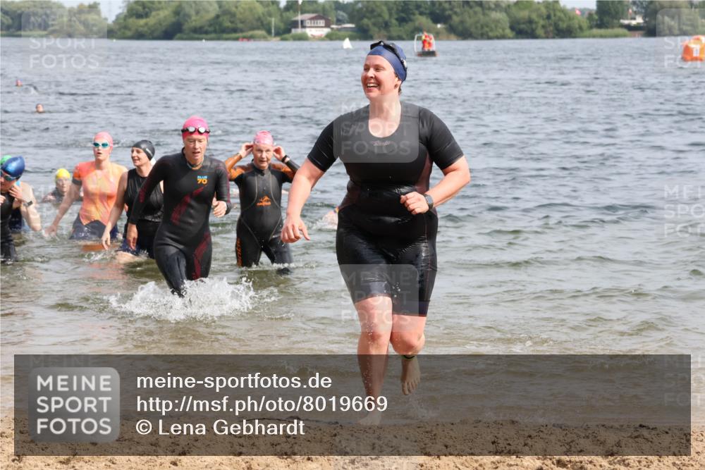 15.06.2025 - 27. Vierlanden-Triathlon Lena Gebhardt http://msf.ph/oto/8019669 15.06.2025 10:17:22 Schwimmen 529, 572, 575, 581, 582, 584, 594 meine-sportfotos.de