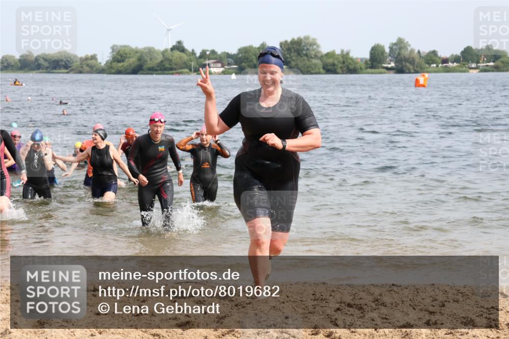 15.06.2025 - 27. Vierlanden-Triathlon Lena Gebhardt http://msf.ph/oto/8019682 15.06.2025 10:17:22 Schwimmen 529, 572, 575, 581, 582, 584, 594 meine-sportfotos.de