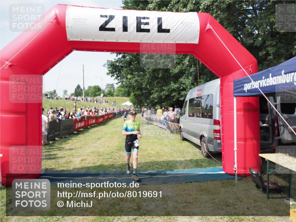 21.06.2025 - 27. Vierlanden-Triathlon MichiJ http://msf.ph/oto/8019691 15.06.2026 11:35:23 Ziel 540 meine-sportfotos.de