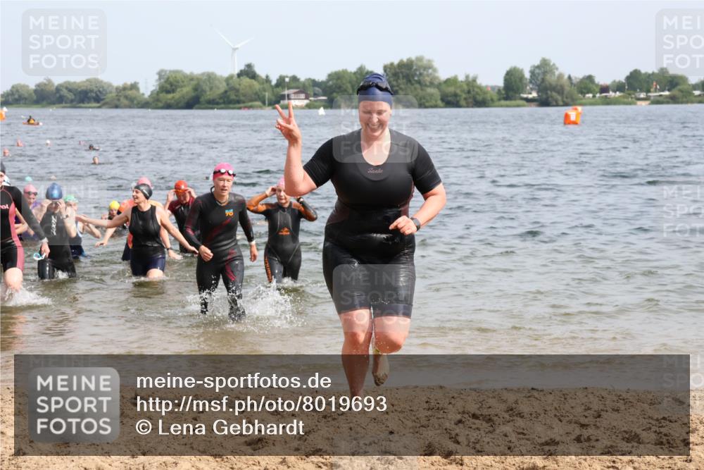 15.06.2025 - 27. Vierlanden-Triathlon Lena Gebhardt http://msf.ph/oto/8019693 15.06.2025 10:17:23 Schwimmen 519, 529, 572, 575, 581, 582, 584, 594 meine-sportfotos.de