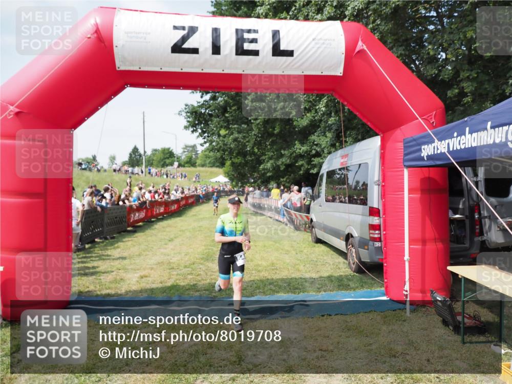 21.06.2025 - 27. Vierlanden-Triathlon MichiJ http://msf.ph/oto/8019708 15.06.2026 11:35:23 Ziel 540 meine-sportfotos.de