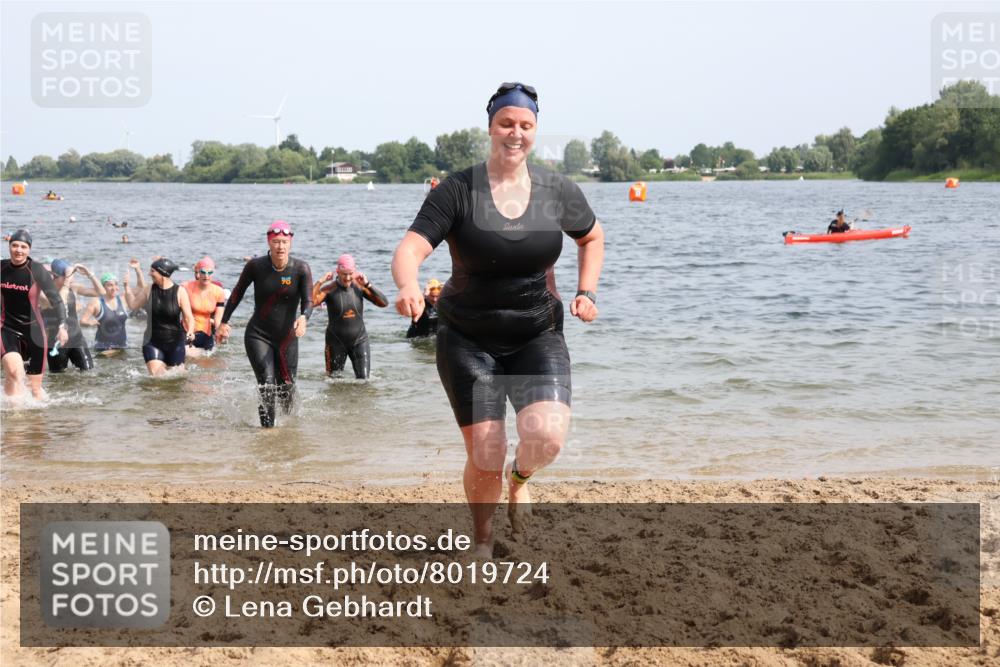 15.06.2025 - 27. Vierlanden-Triathlon Lena Gebhardt http://msf.ph/oto/8019724 15.06.2025 10:17:23 Schwimmen 519, 529, 572, 575, 581, 582, 584, 594 meine-sportfotos.de