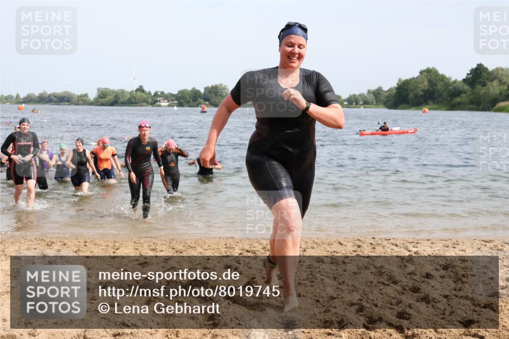 15.06.2025 - 27. Vierlanden-Triathlon Lena Gebhardt http://msf.ph/oto/8019745 15.06.2025 10:17:24 Schwimmen 488, 492, 519, 529, 557, 572, 575, 581, 582, 584, 594 meine-sportfotos.de