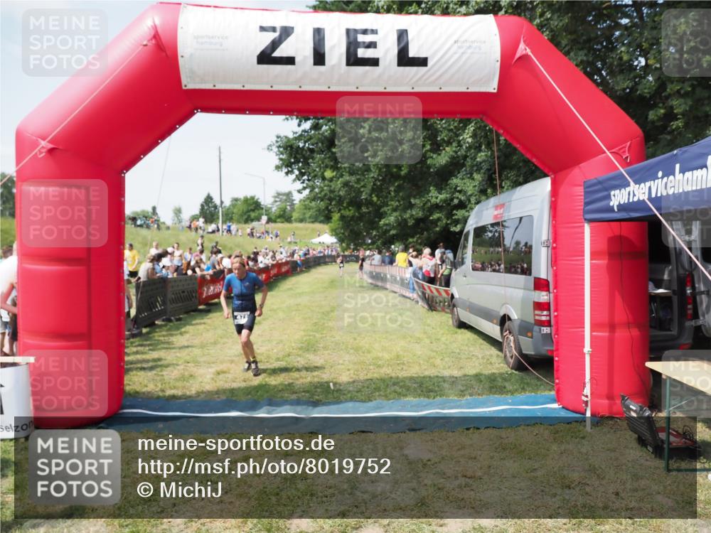 21.06.2025 - 27. Vierlanden-Triathlon MichiJ http://msf.ph/oto/8019752 15.06.2026 11:35:29 Ziel 471, 540 meine-sportfotos.de
