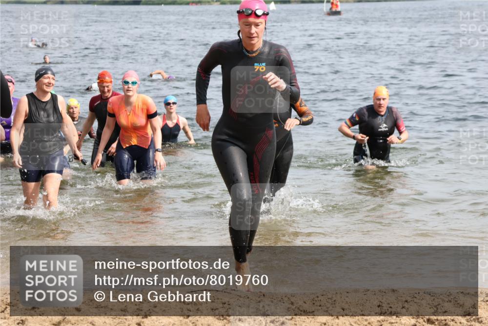 15.06.2025 - 27. Vierlanden-Triathlon Lena Gebhardt http://msf.ph/oto/8019760 15.06.2025 10:17:25 Schwimmen 485, 488, 492, 519, 529, 532, 557, 572, 575, 581, 582, 584, 588, 594, 626 meine-sportfotos.de
