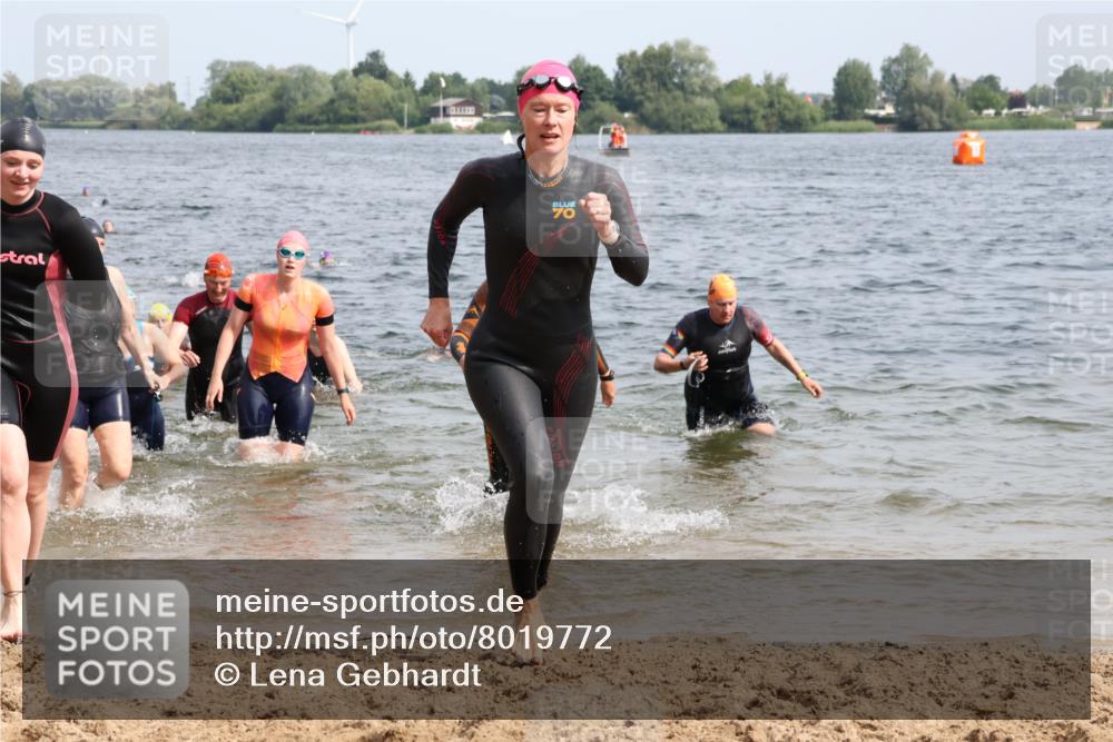 15.06.2025 - 27. Vierlanden-Triathlon Lena Gebhardt http://msf.ph/oto/8019772 15.06.2025 10:17:26 Schwimmen 485, 488, 492, 519, 529, 532, 557, 562, 572, 581, 582, 584, 588, 594, 626 meine-sportfotos.de
