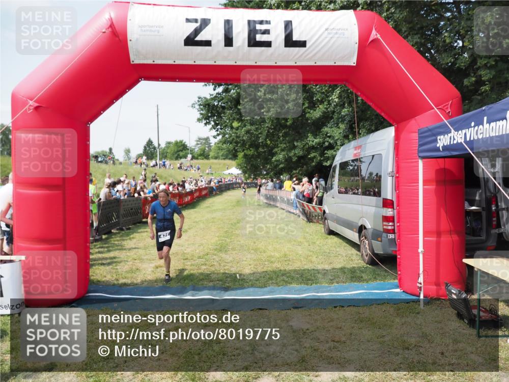 21.06.2025 - 27. Vierlanden-Triathlon MichiJ http://msf.ph/oto/8019775 15.06.2026 11:35:29 Ziel 471, 540 meine-sportfotos.de