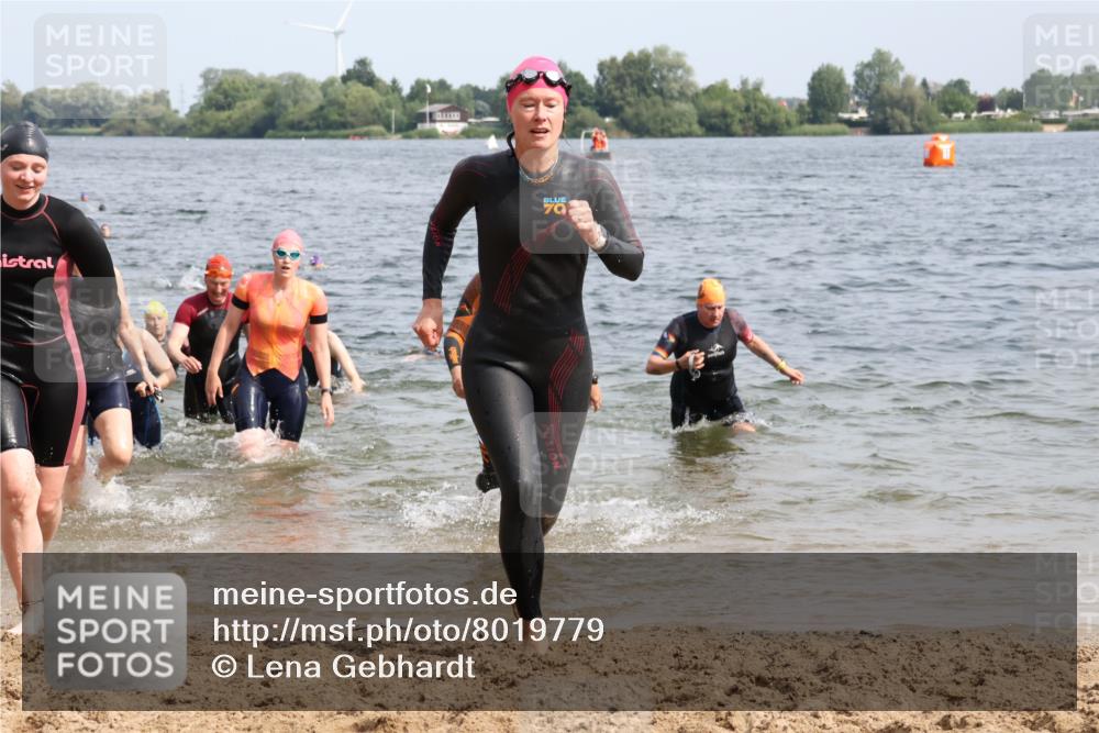 15.06.2025 - 27. Vierlanden-Triathlon Lena Gebhardt http://msf.ph/oto/8019779 15.06.2025 10:17:26 Schwimmen 485, 488, 492, 519, 529, 532, 557, 562, 572, 581, 582, 584, 588, 594, 626 meine-sportfotos.de