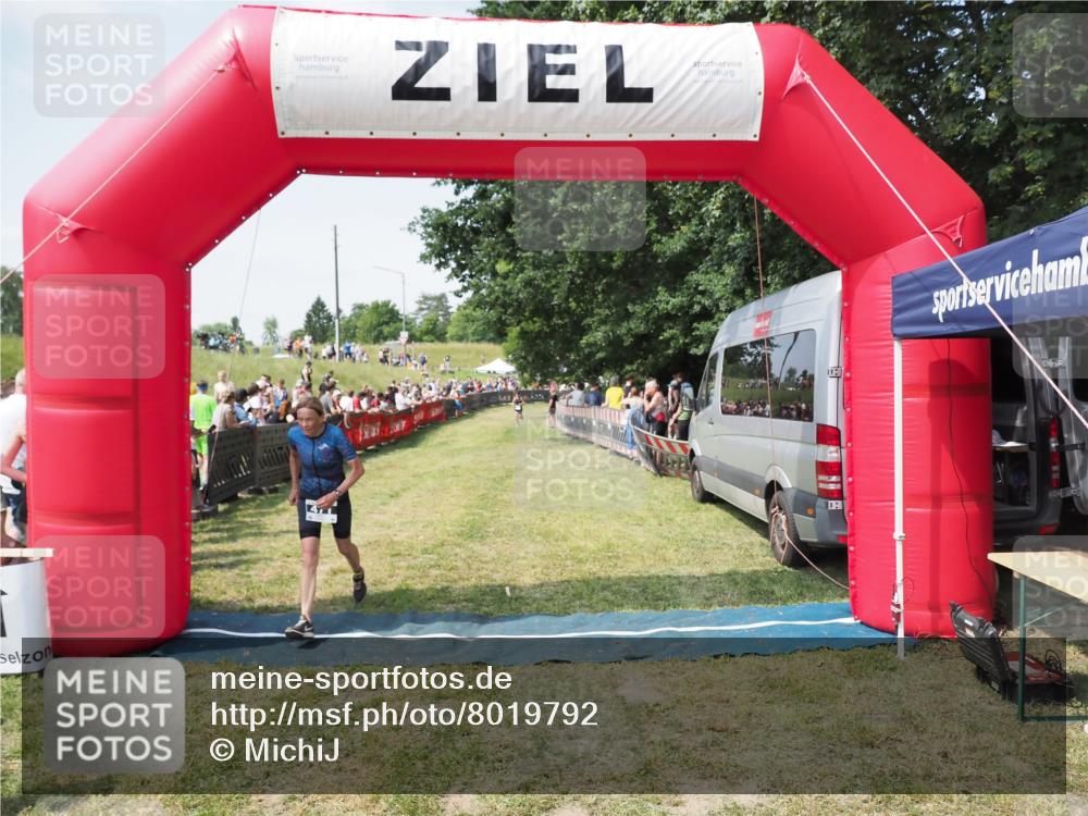 21.06.2025 - 27. Vierlanden-Triathlon MichiJ http://msf.ph/oto/8019792 15.06.2026 11:35:30 Ziel 471 meine-sportfotos.de
