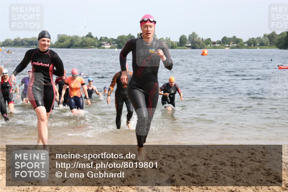 15.06.2025 - 27. Vierlanden-Triathlon Lena Gebhardt http://msf.ph/oto/8019801 15.06.2025 10:17:26 Schwimmen 485, 488, 492, 519, 529, 532, 557, 562, 572, 581, 582, 584, 588, 594, 626 meine-sportfotos.de