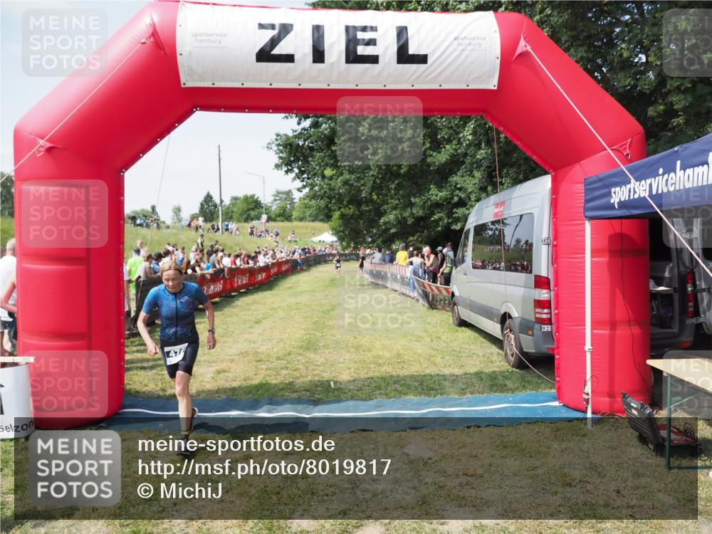 21.06.2025 - 27. Vierlanden-Triathlon MichiJ http://msf.ph/oto/8019817 15.06.2026 11:35:30 Ziel 471 meine-sportfotos.de