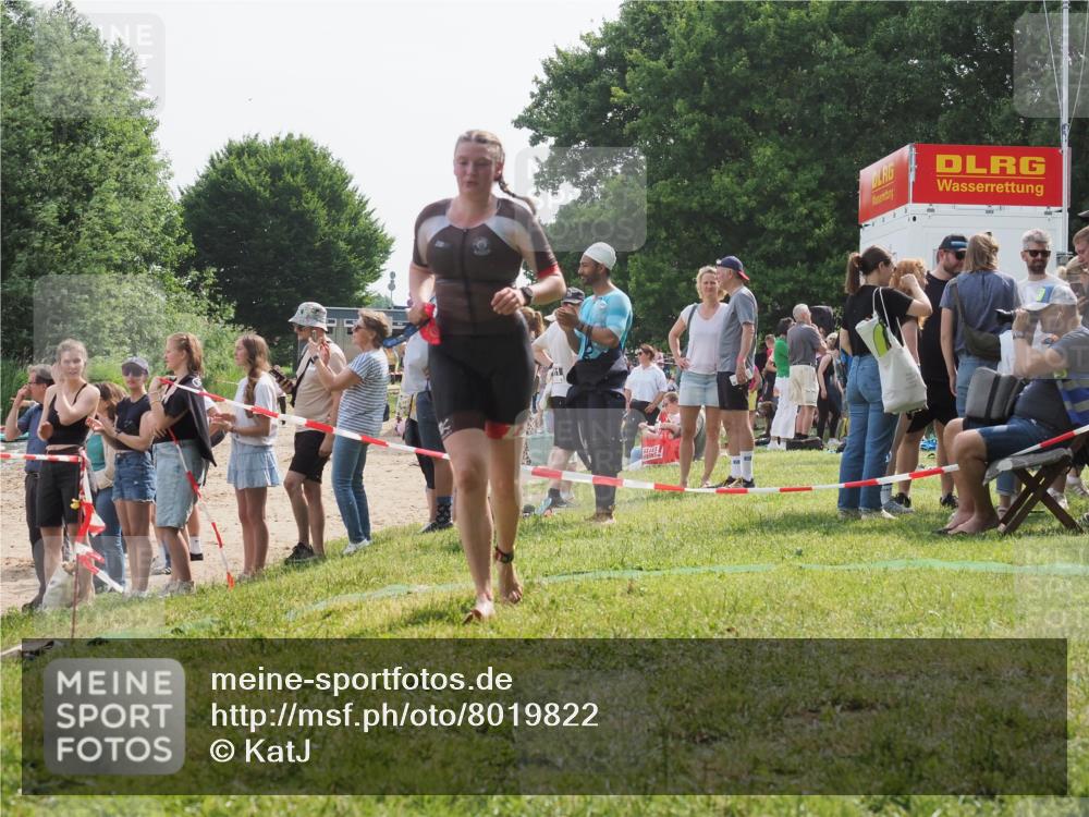 15.06.2025 - 27. Vierlanden-Triathlon KatJ http://msf.ph/oto/8019822 15.06.2025 10:19:23 Schwimmen 474, 558 meine-sportfotos.de