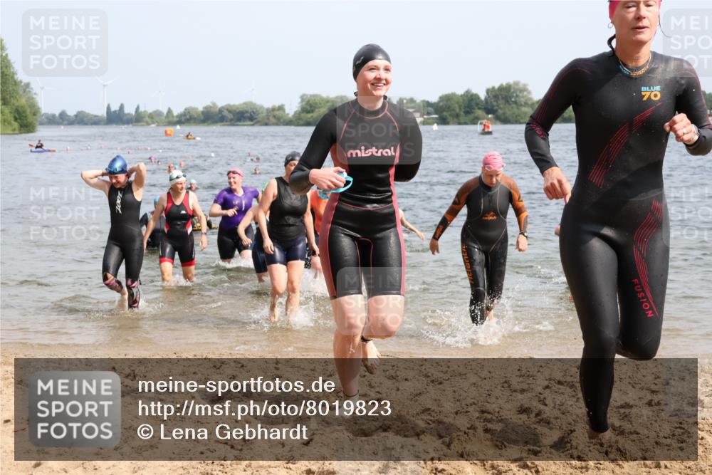 15.06.2025 - 27. Vierlanden-Triathlon Lena Gebhardt http://msf.ph/oto/8019823 15.06.2025 10:17:27 Schwimmen 485, 488, 492, 519, 529, 532, 552, 557, 562, 572, 581, 582, 584, 588, 594, 626 meine-sportfotos.de