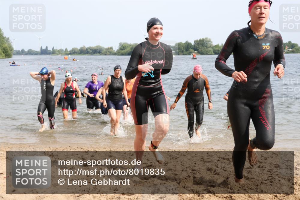 15.06.2025 - 27. Vierlanden-Triathlon Lena Gebhardt http://msf.ph/oto/8019835 15.06.2025 10:17:27 Schwimmen 485, 488, 492, 519, 529, 532, 552, 557, 562, 572, 581, 582, 584, 588, 594, 626 meine-sportfotos.de