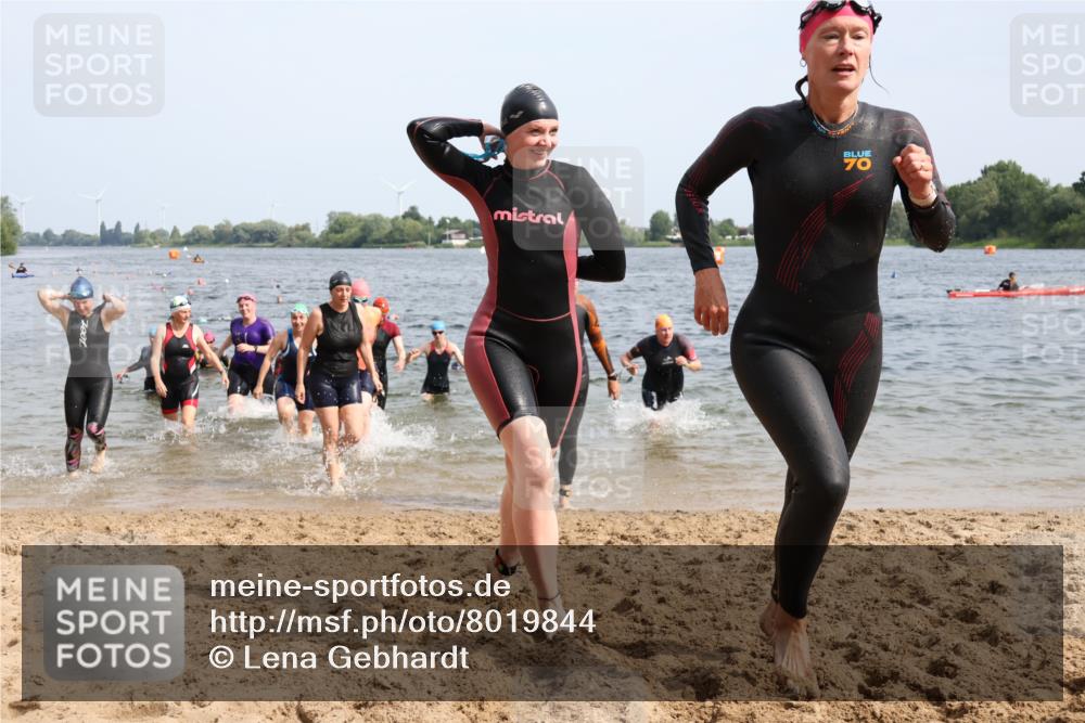 15.06.2025 - 27. Vierlanden-Triathlon Lena Gebhardt http://msf.ph/oto/8019844 15.06.2025 10:17:28 Schwimmen 485, 488, 492, 519, 529, 532, 537, 552, 557, 562, 572, 582, 584, 588, 594, 626 meine-sportfotos.de
