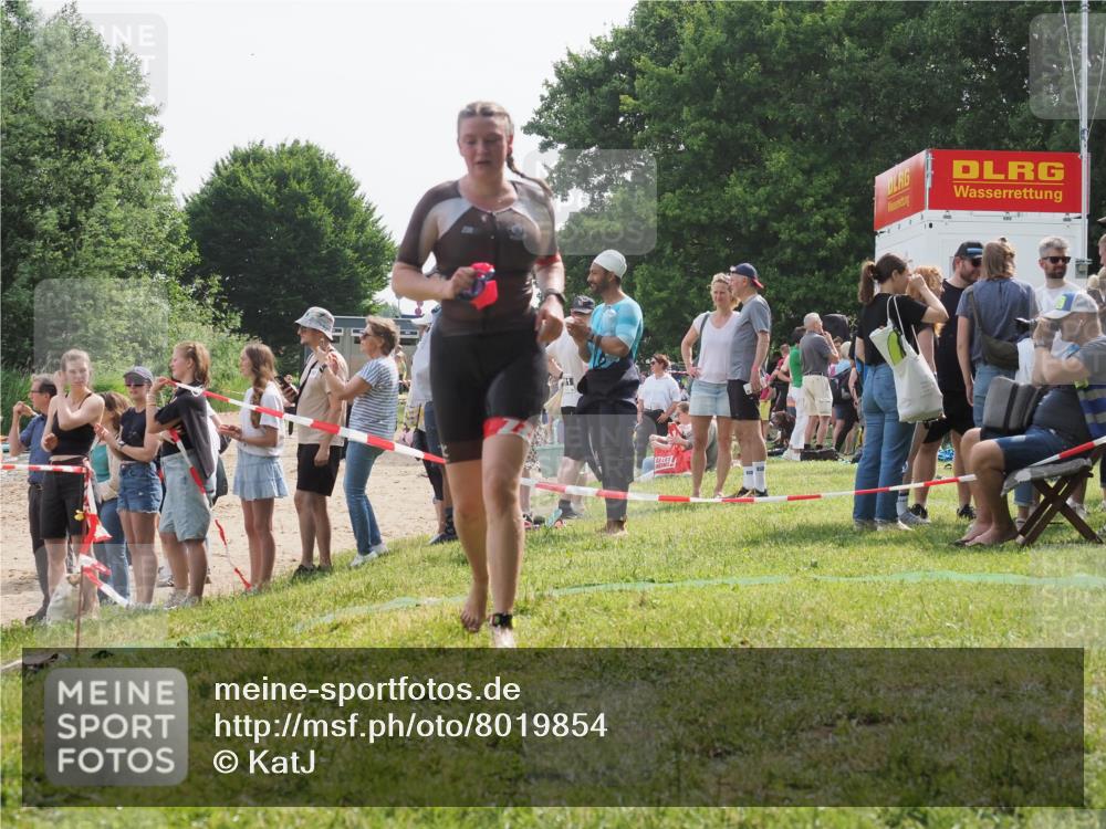 15.06.2025 - 27. Vierlanden-Triathlon KatJ http://msf.ph/oto/8019854 15.06.2025 10:19:23 Schwimmen 474, 558 meine-sportfotos.de