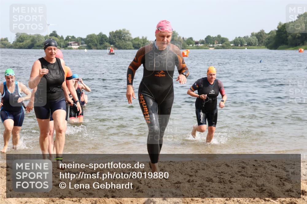 15.06.2025 - 27. Vierlanden-Triathlon Lena Gebhardt http://msf.ph/oto/8019880 15.06.2025 10:17:29 Schwimmen 485, 488, 492, 519, 529, 532, 537, 552, 557, 562, 572, 582, 584, 588, 594, 626 meine-sportfotos.de