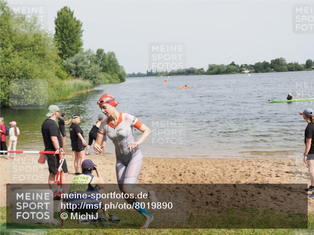 21.06.2025 - 27. Vierlanden-Triathlon MichiJ http://msf.ph/oto/8019890 15.06.2026 10:20:01 Schwimmen 500, 553, 569 meine-sportfotos.de