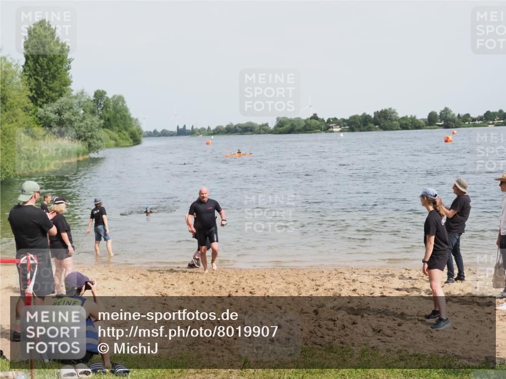 21.06.2025 - 27. Vierlanden-Triathlon MichiJ http://msf.ph/oto/8019907 15.06.2026 10:20:08 Schwimmen 553, 616 meine-sportfotos.de