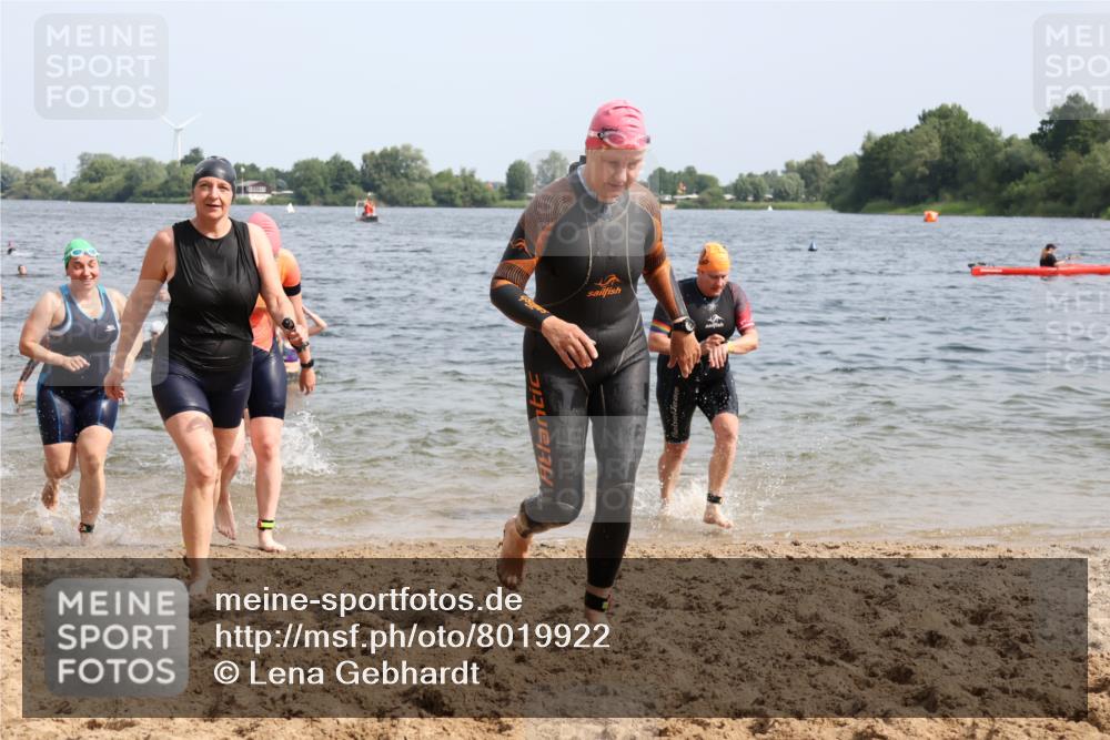 15.06.2025 - 27. Vierlanden-Triathlon Lena Gebhardt http://msf.ph/oto/8019922 15.06.2025 10:17:30 Schwimmen 485, 488, 492, 493, 519, 529, 532, 537, 552, 557, 562, 572, 582, 584, 588, 594, 626 meine-sportfotos.de